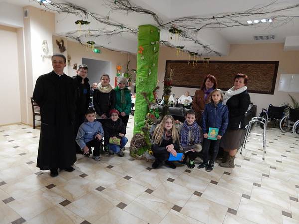 zdjęcie do
												 artykułu Członkowie Szkolnego Koła Caritas z Lutoryża odwiedzili chorych i samotnych