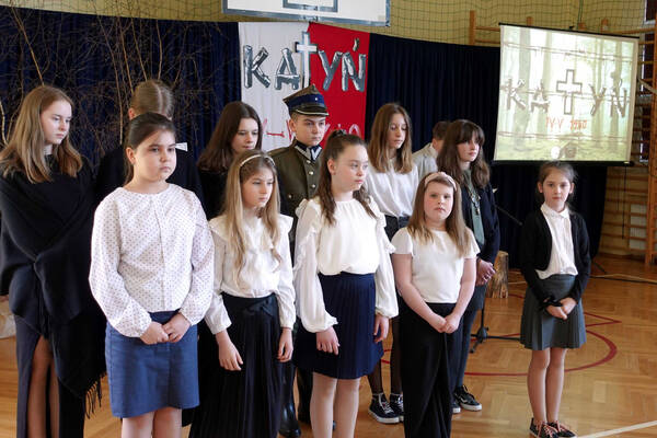 zdjęcie do
												 artykułu Akademia Katyńska w Szkole Podstawowej nr 2 w Niechobrzu